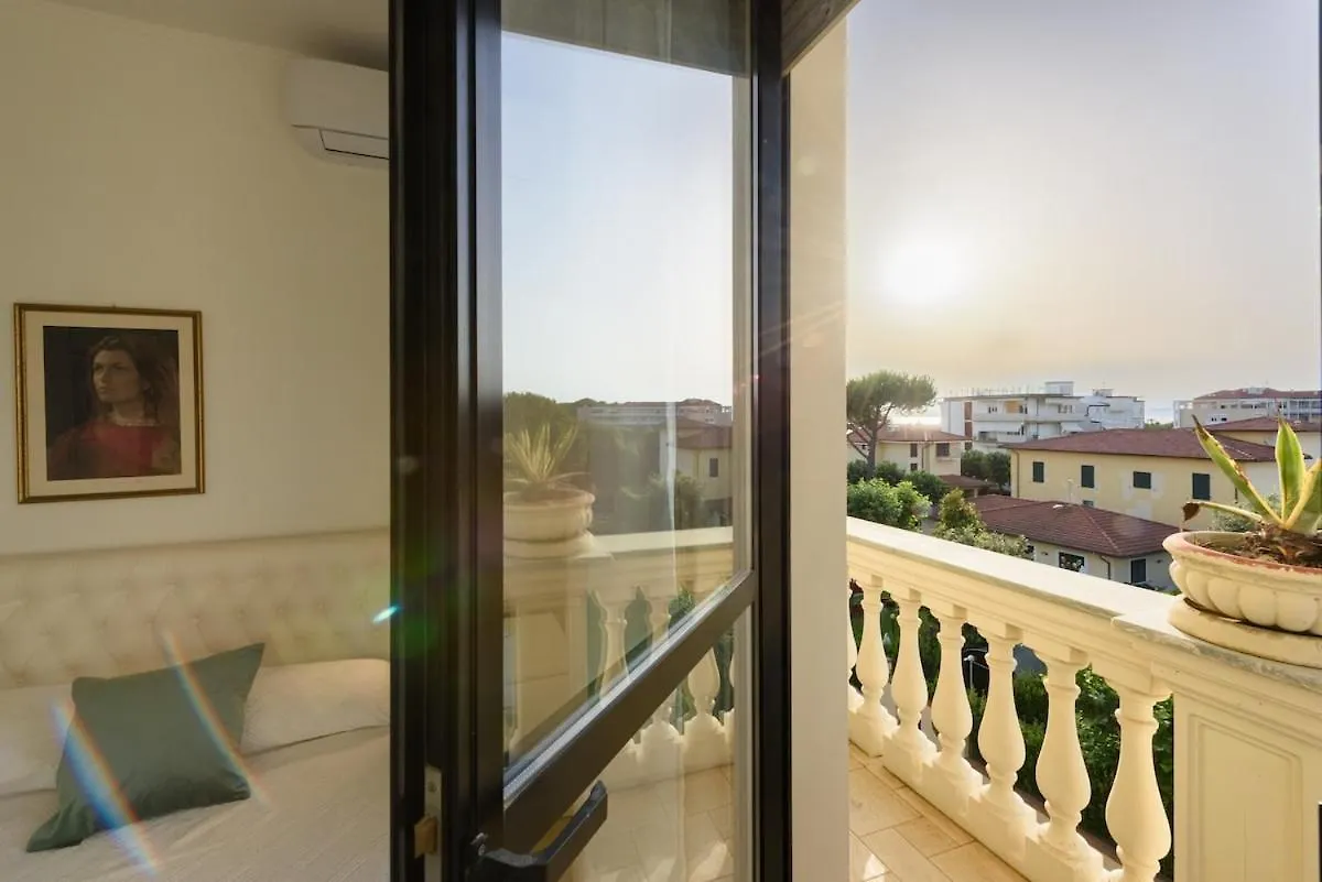 Apartament Royal Sea View Private Parking Marina di Pietrasanta 0*,  Włochy